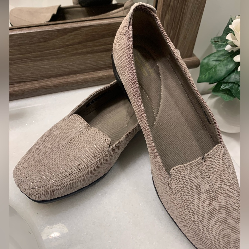 Clark’s Loafers - Leather | Size 8 Women | Color :Beige